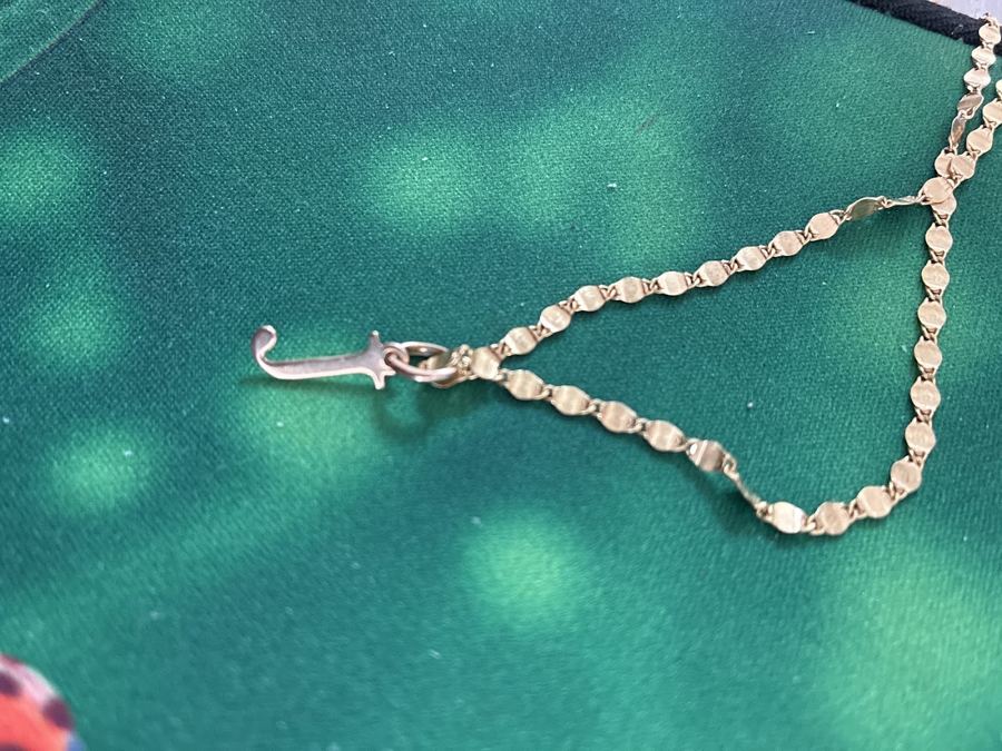Lettre en or pour collier — photo de Joce J. (avis Google)