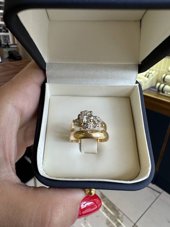Bague en or sertie de diamants, pierres remises en place à l'Atelier Baratte