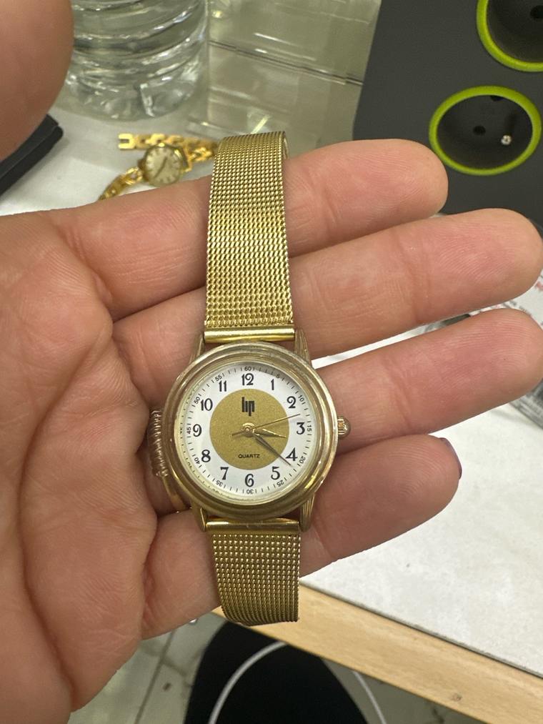 Changement de pile sur une montre LIP à l'Atelier Baratte, Saint-Maur-des-Fossés