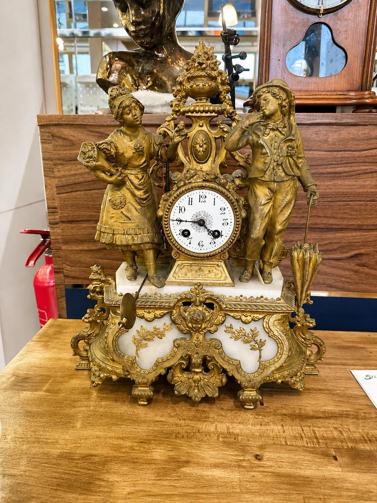 Horloge ancienne en réparation à l'Atelier Baratte, Saint-Maur-des-Fossés