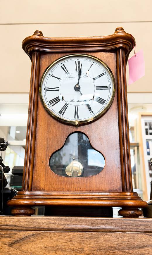 Horloge à balancier en bois, mécanisme remis en marche à l'Atelier Baratte