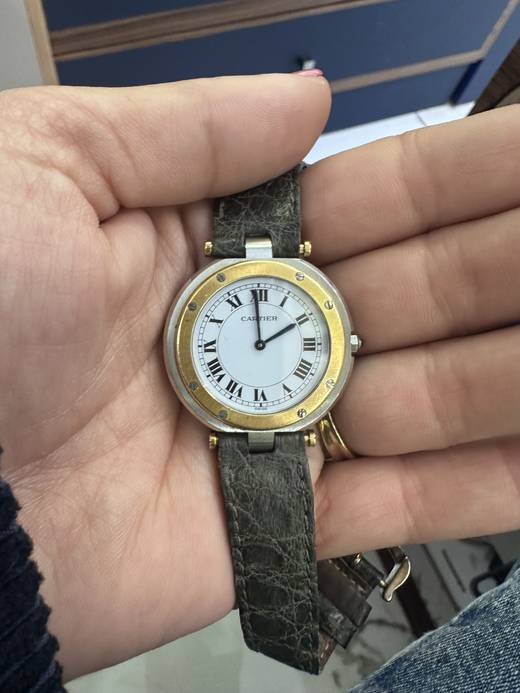 Montre Cartier à chiffres romains, entretenue à l'Atelier Baratte